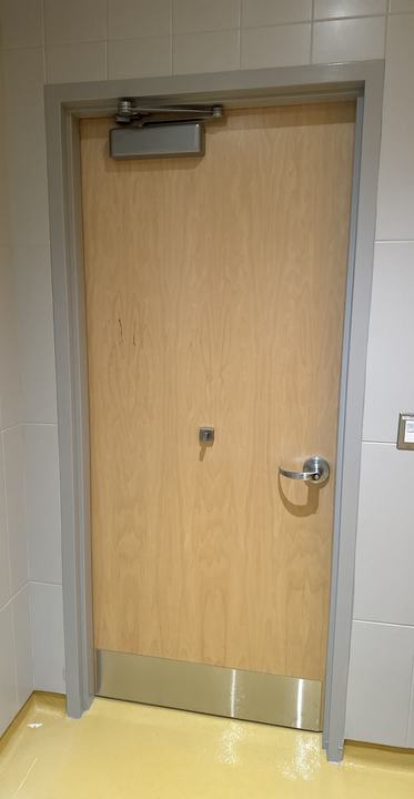 Ferme-porte commercial et plaque de protection