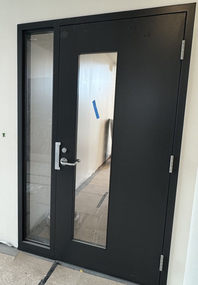 Porte commerciale installée par ML2 Architecturale