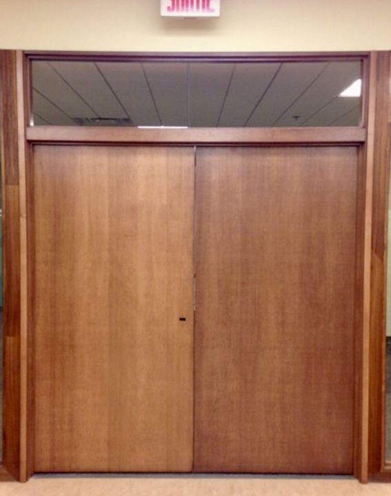 Cadre d'acier commercial avec portes doubles et imposte